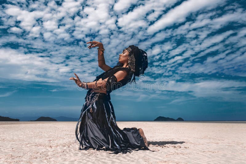 Härlig ung stilfull stam- dansare Kvinna i orientalisk dräkt fotografering för bildbyråer Härlig ung stilfull stam- dansare Kvinna i orientalisk dräkt fotografering för bildbyråer