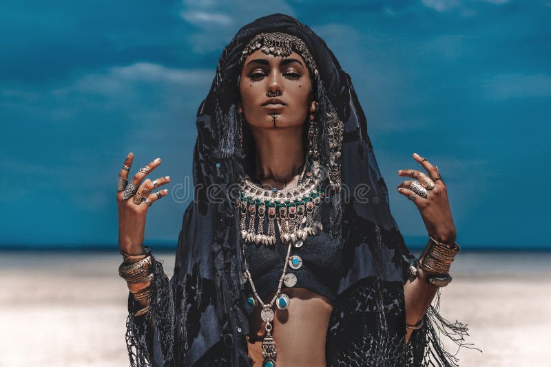 Härlig ung stilfull stam- dansare Kvinna i orientalisk dräkt utomhus