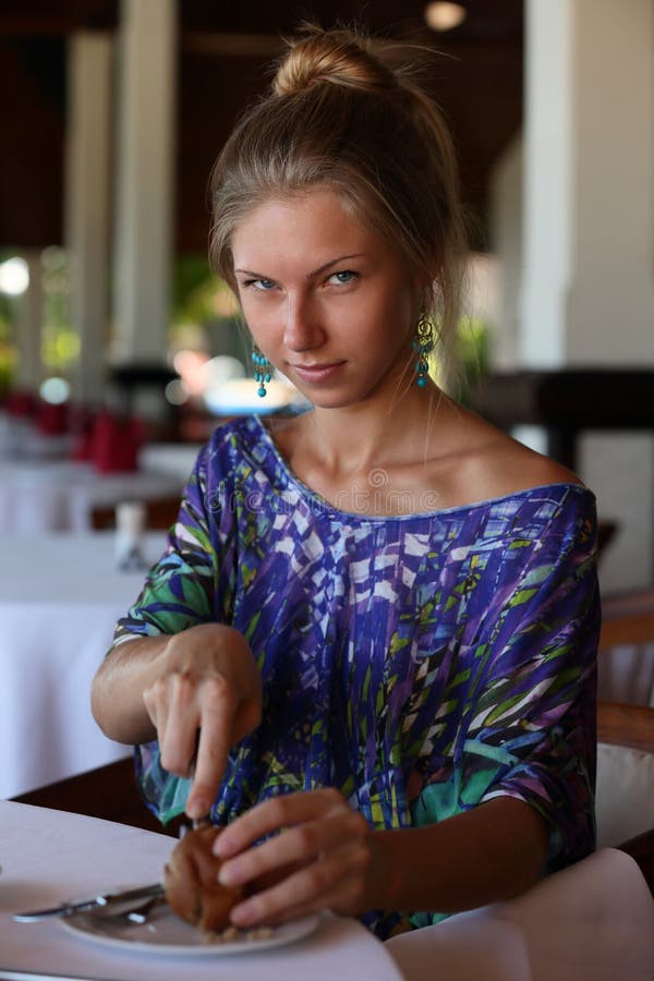Härlig ung vuxen blond flicka på semester på semesterorten royaltyfri fotografi