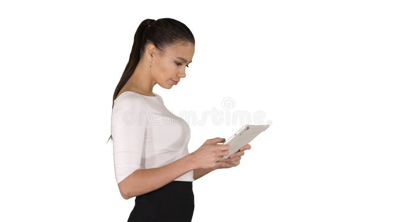 Härlig ung vuxen womann som har gyckel som spelar leken med minnestavlan på vit bakgrund royaltyfri fotografi Härlig ung vuxen womann som har gyckel som spelar leken med minnestavlan på vit bakgrund royaltyfri fotografi