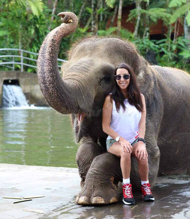 Härlig unik elefant med flickan på en elefantbeskyddreservation i Bali Indonesien fotografering för bildbyråer Härlig unik elefant med flickan på en elefantbeskyddreservation i Bali Indonesien fotografering för bildbyråer