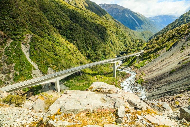 Härlig utkiksikt av huvudvägen för passerande för Arthur ` s på den Otira viadukten, nationalpark för passerande för Arthur ` s, royaltyfri fotografi Härlig utkiksikt av huvudvägen för passerande för Arthur ` s på den Otira viadukten, nationalpark för passerande för Arthur ` s, royaltyfri fotografi