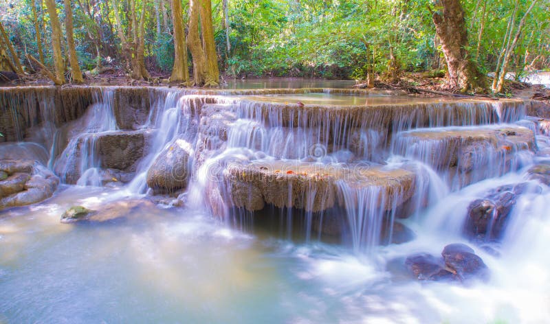 Härlig vattenfall, Huay Mae Ka Min vattenfall på nationalparken Kanjanabur