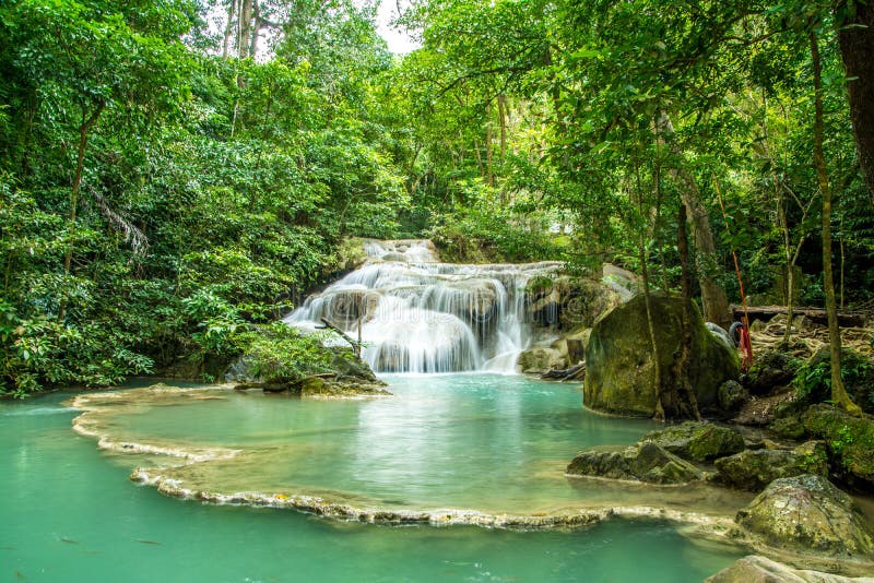 Härlig vattenfall i Thailand