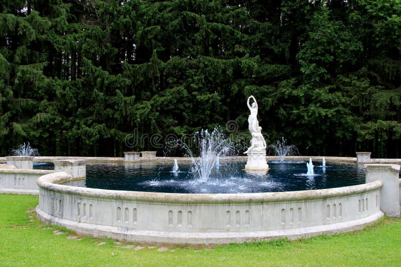 Härlig vattenspringbrunn och statyer, Yaddo trädgårdar, Saratoga Springs, New York, 2014 arkivfoton Härlig vattenspringbrunn och statyer, Yaddo trädgårdar, Saratoga Springs, New York, 2014 arkivfoton