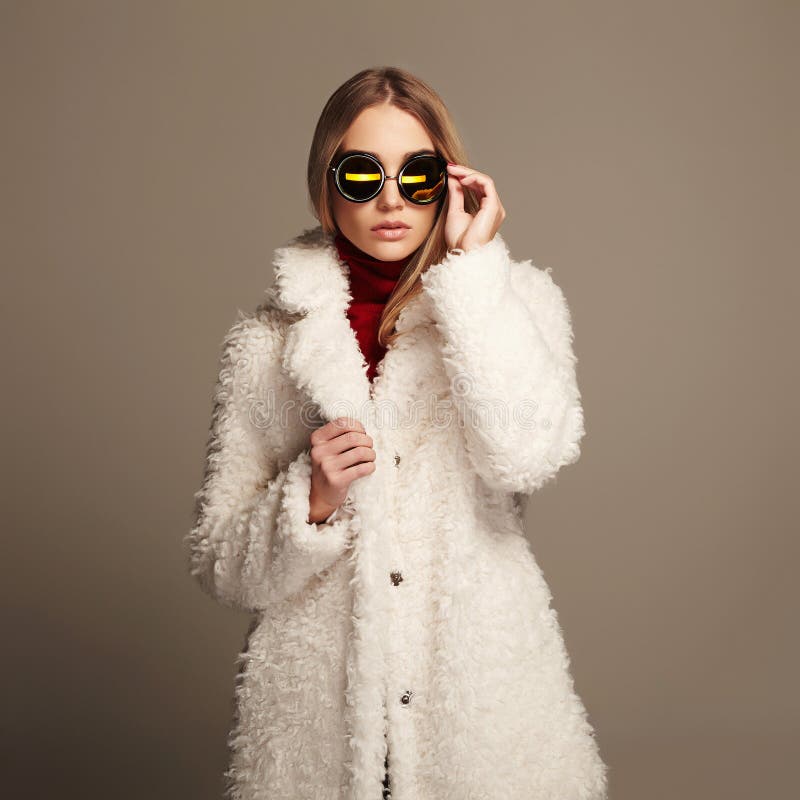 Härlig vinterflicka i vit päls och solglasögon stilfull vinterkvinna för abstrakt illustration