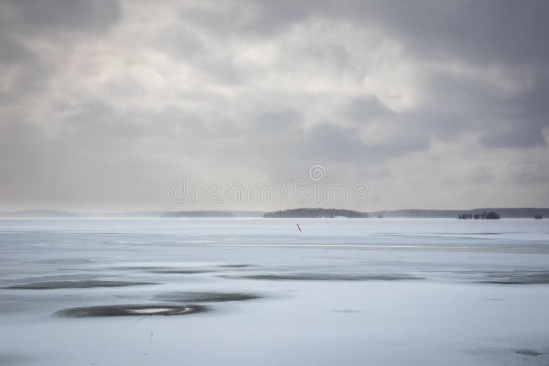 Download Härlig Vinterseacape Med Disiga Moln Och Det Djupfrysta Havet Arkivfoto - Bild av frostigt, vinter: 114047184
