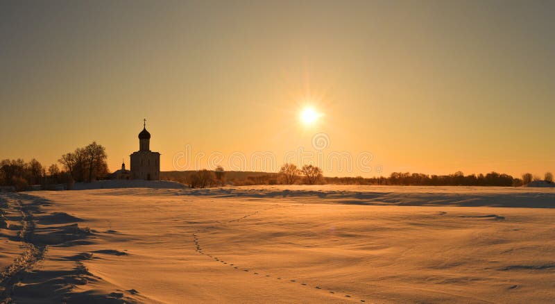 Härlig vintersoluppgång på landskapet med den ortodoxa kyrkan arkivbild Härlig vintersoluppgång på landskapet med den ortodoxa kyrkan arkivbild