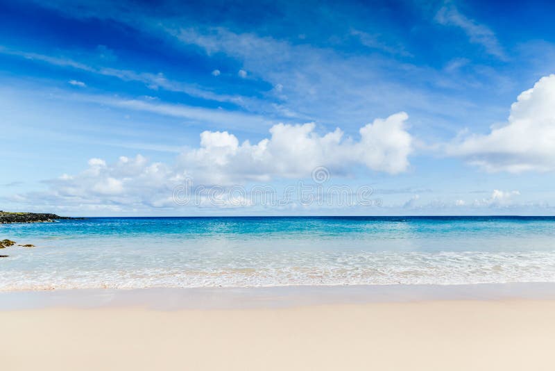 Härlig vit sandstrand, det tropiska havet Sommarsikt av naturen royaltyfri fotografi Härlig vit sandstrand, det tropiska havet Sommarsikt av naturen royaltyfri fotografi