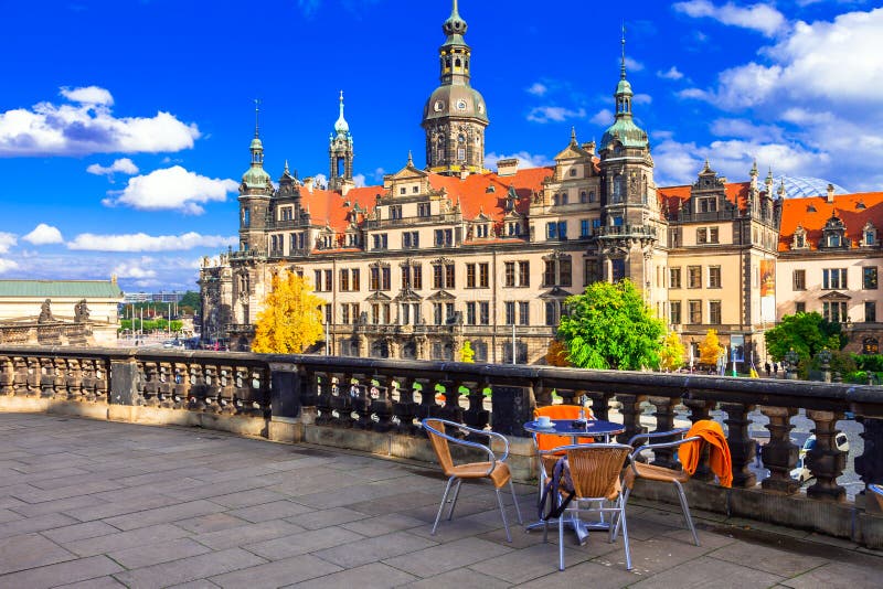 Härliga barocka Dresden små stänger i gammal stad germany