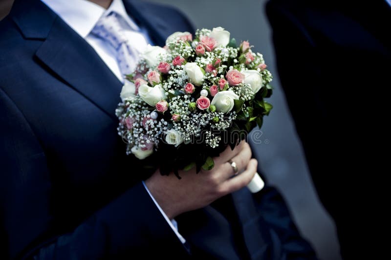 Härliga buketter av blommor som är klara för den stora bröllopceremonin royaltyfri foto Härliga buketter av blommor som är klara för den stora bröllopceremonin royaltyfri foto