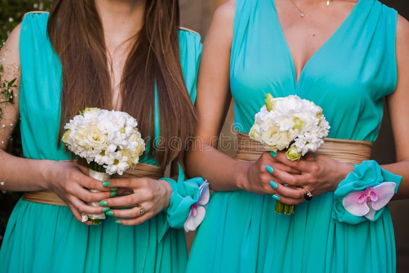 Härliga buketter av blommor som är klara för den stora bröllopceremonin royaltyfri bild Härliga buketter av blommor som är klara för den stora bröllopceremonin royaltyfri bild