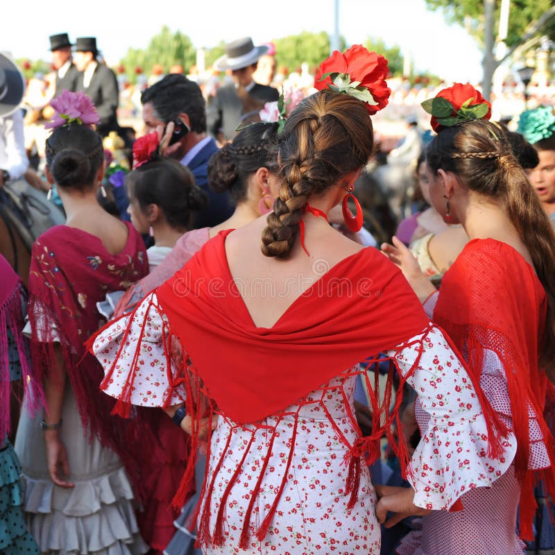 Härliga flickor, mässa i Seville, festmåltid i Spanien