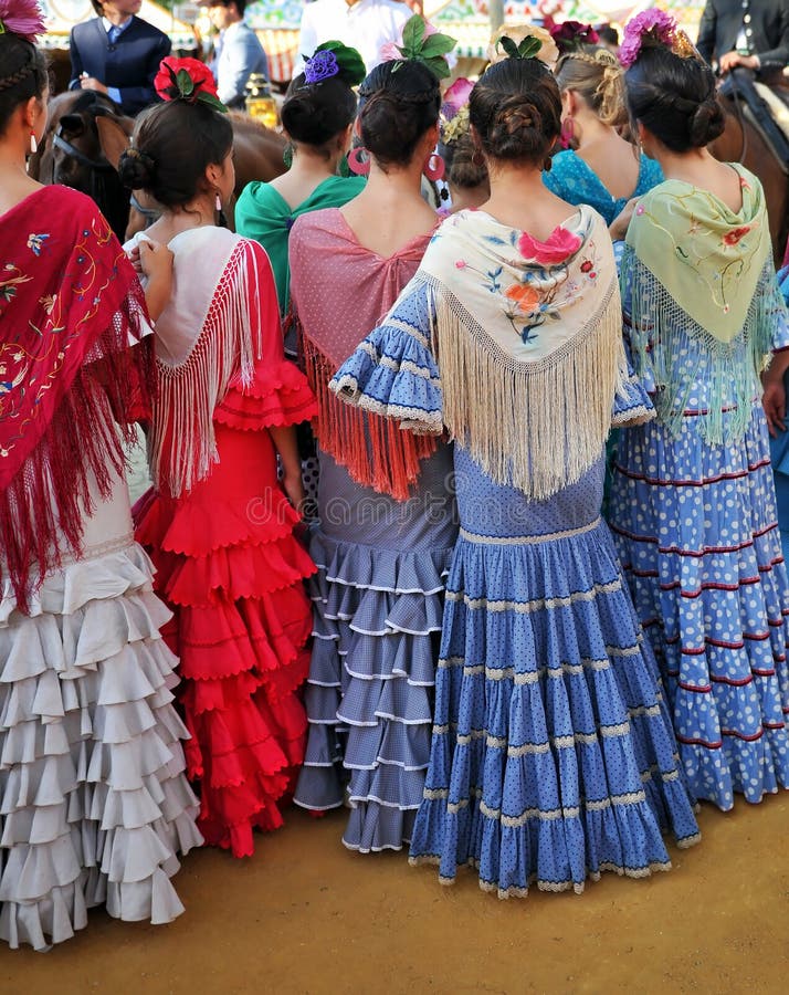 Härliga flickor, mässa i Seville, festmåltid i Spanien