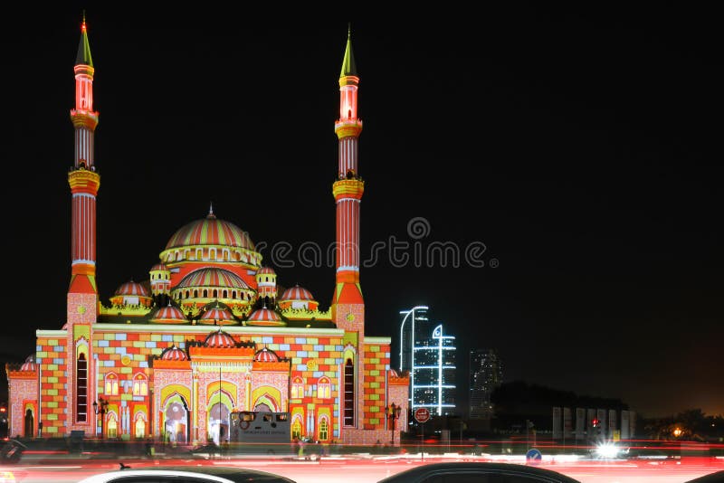 Härliga färgrika ljus som visar islamiska östliga modeller på en moské i staden - härlig Sharjah ljusfestival arkivbild Härliga färgrika ljus som visar islamiska östliga modeller på en moské i staden - härlig Sharjah ljusfestival arkivbild