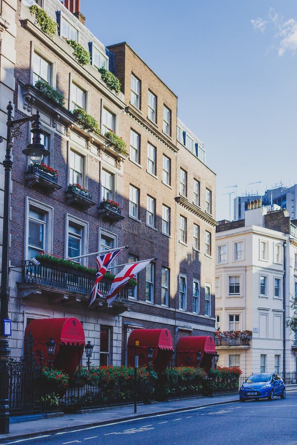 Härliga gator med historiska byggnader i Mayfair, en afflu royaltyfria foton Härliga gator med historiska byggnader i Mayfair, en afflu royaltyfria foton