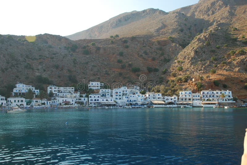Härliga grekiska blåa och vita hus på kusterna av Kreta i det medelhavs- fotografering för bildbyråer Härliga grekiska blåa och vita hus på kusterna av Kreta i det medelhavs- fotografering för bildbyråer