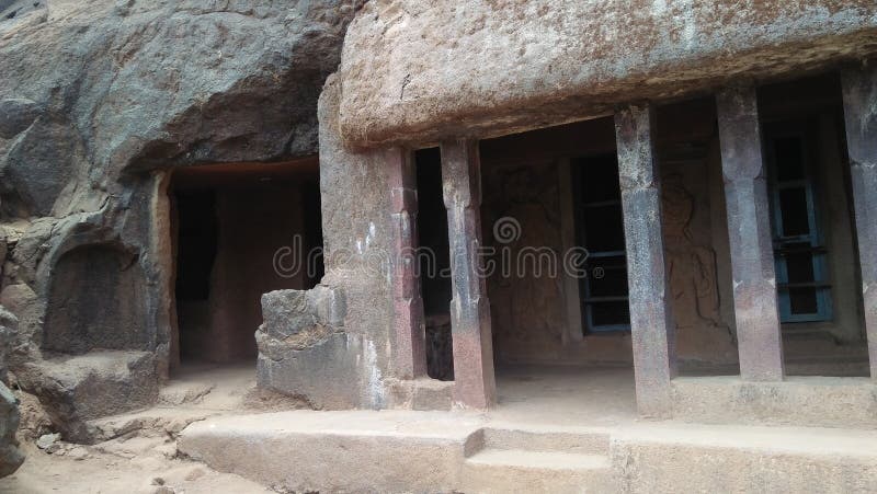 Härliga grottor för forntida buddistiska stupas arkivbilder Härliga grottor för forntida buddistiska stupas arkivbilder