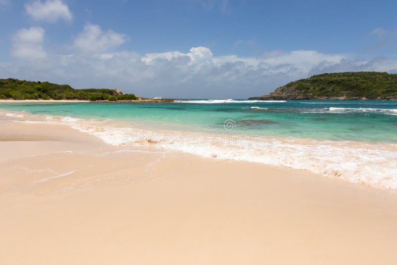 Härliga guld- Sandy Beach på Half Moon BayAntigua arkivbild