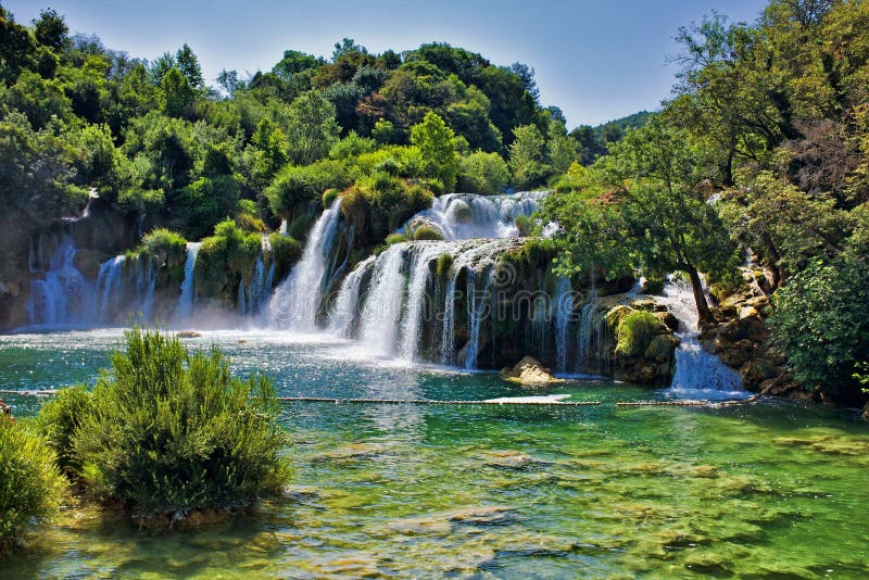 Härliga kaskadvattenfall från den Krka nationalparken arkivfoton Härliga kaskadvattenfall från den Krka nationalparken arkivfoton