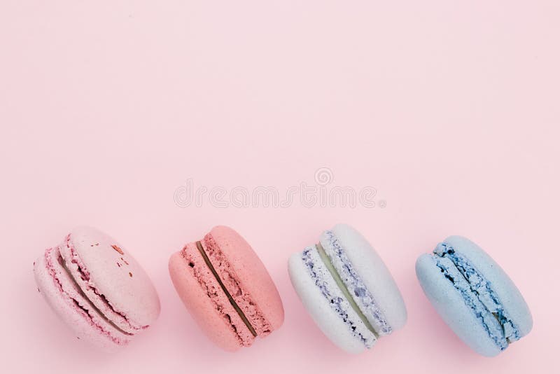 Härliga makron på den pastellfärgade rosa bakgrunden Horisontalf? rgbild Förlägga för din text eller design fotografering för bildbyråer