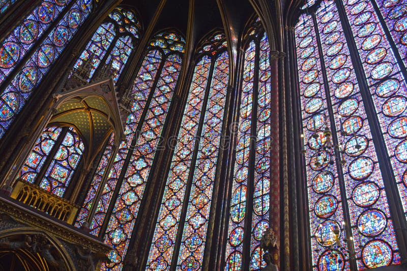Härliga målat glassfönster för vinkelsikt i den övrejämna inre Sainten-Chapelle Paris Frankrike arkivfoton Härliga målat glassfönster för vinkelsikt i den övrejämna inre Sainten-Chapelle Paris Frankrike arkivfoton