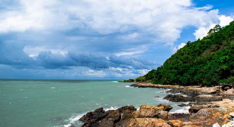 Härliga skyclouds över seabeachen och den stora stenen på stranden på Khao Lam Ya, Rayong landskap som är östligt av Thailand royaltyfria foton Härliga skyclouds över seabeachen och den stora stenen på stranden på Khao Lam Ya, Rayong landskap som är östligt av Thailand royaltyfria foton