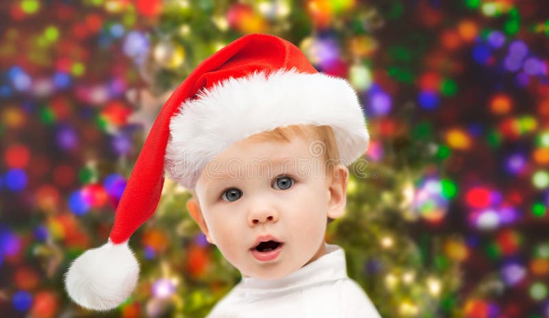 Härliga små behandla som ett barn pojken i den julsanta hatten royaltyfri foto Härliga små behandla som ett barn pojken i den julsanta hatten royaltyfri foto