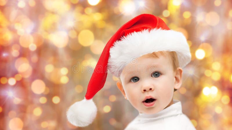 Härliga små behandla som ett barn pojken i den julsanta hatten royaltyfri fotografi Härliga små behandla som ett barn pojken i den julsanta hatten royaltyfri fotografi