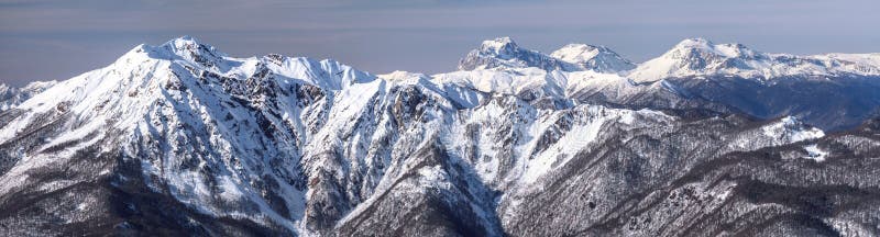 Härliga snöig Kaukasus bergmaxima Panorama- landskap för scenisk vinter i Krasnaya Polyana, Sochi, Ryssland royaltyfri fotografi Härliga snöig Kaukasus bergmaxima Panorama- landskap för scenisk vinter i Krasnaya Polyana, Sochi, Ryssland royaltyfri fotografi