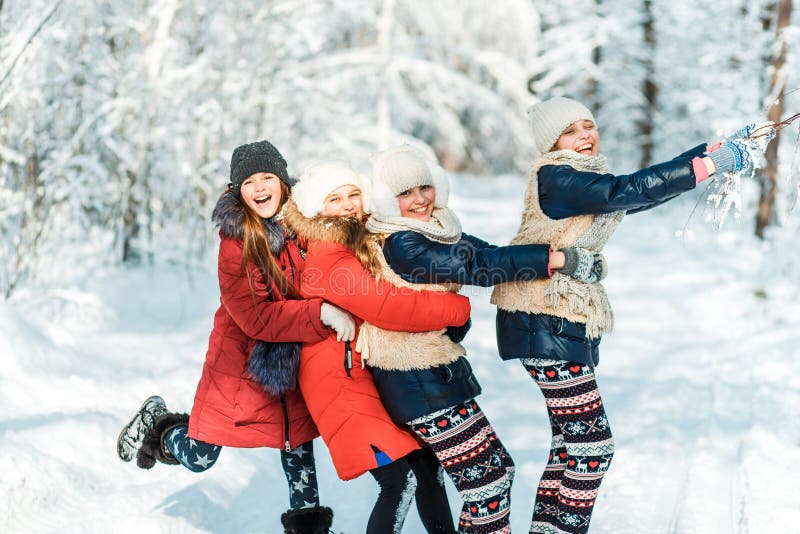 Härliga tonårs- flickor som har den roliga yttersidan i ett trä med insnöad vinter Kamratskap och aktivt livbegrepp royaltyfria bilder Härliga tonårs- flickor som har den roliga yttersidan i ett trä med insnöad vinter Kamratskap och aktivt livbegrepp royaltyfria bilder