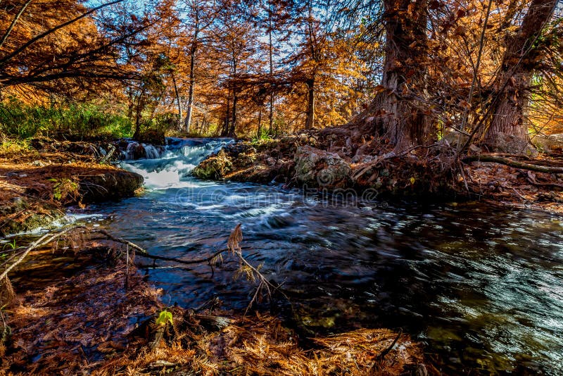 Härliga vattenfall för nedgånglövverk och bubblandepå Guadalupe River, Texas arkivfoto