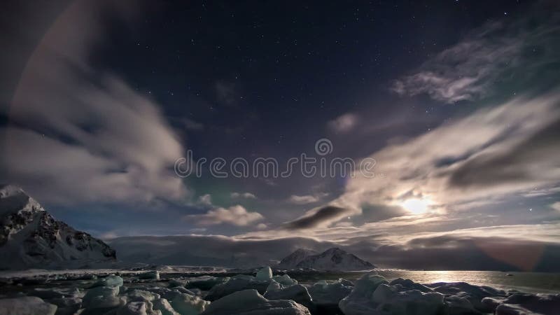 Härligt arktiskt fjordlandskap med nordliga ljus - Spitsbergen, Svalbard