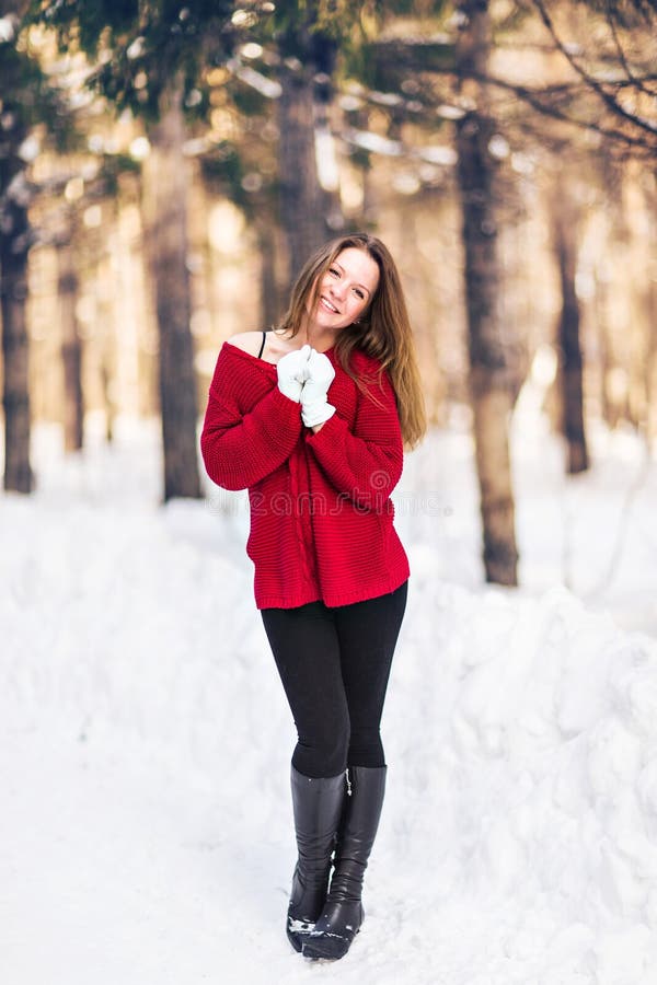 härligt barn för ståendevinterkvinna Begrepp för mode för snövinterskönhet kallt arkivfoton härligt barn för ståendevinterkvinna Begrepp för mode för snövinterskönhet kallt arkivfoton