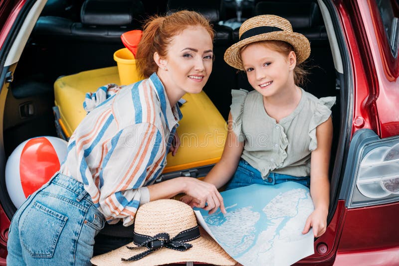 härligt barn moder och dotter i den klara bilstammen arkivbild härligt barn moder och dotter i den klara bilstammen arkivbild