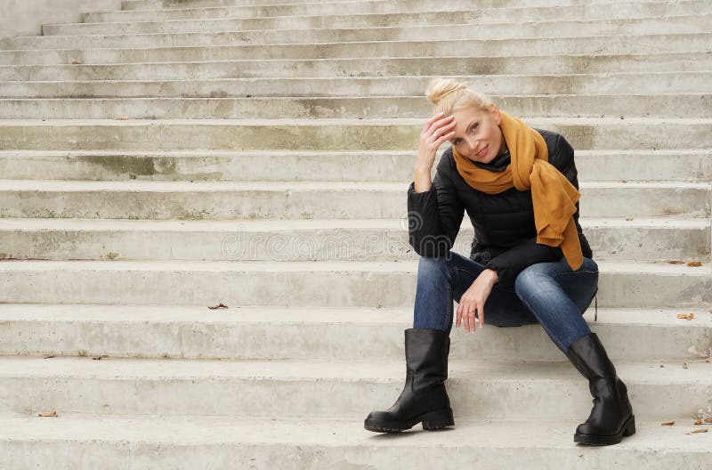 härligt blont kvinnabarn royaltyfri foto härligt blont kvinnabarn royaltyfri foto