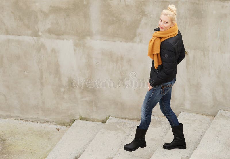 härligt blont kvinnabarn royaltyfri fotografi härligt blont kvinnabarn royaltyfri fotografi