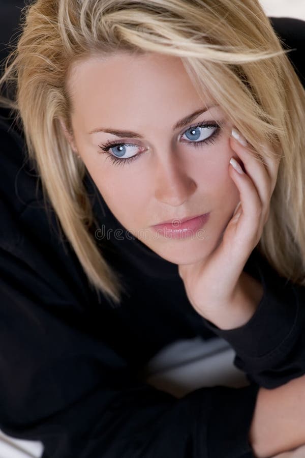 härligt blont SAD kvinnabarn för blåa ögon royaltyfria bilder härligt blont SAD kvinnabarn för blåa ögon royaltyfria bilder