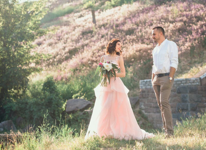 Vackert bröllop i naturen arkivbilder