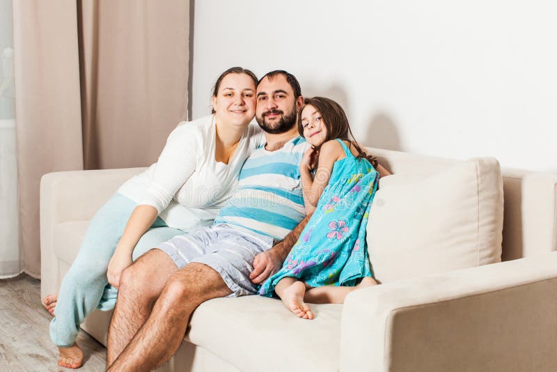 Härligt familjsammanträde på en soffa i vardagsrummet royaltyfria foton Härligt familjsammanträde på en soffa i vardagsrummet royaltyfria foton