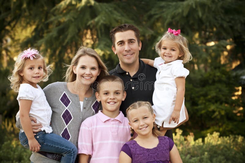 härligt familjståendebarn royaltyfri bild härligt familjståendebarn royaltyfri bild