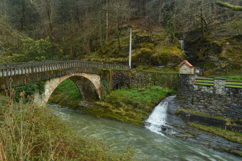 Härligt foto av vykortet med en modig flod, en Roman Bridge And som en underbara Mini Houseboat In The Natural parkerar av Gorbei arkivbild Härligt foto av vykortet med en modig flod, en Roman Bridge And som en underbara Mini Houseboat In The Natural parkerar av Gorbei arkivbild