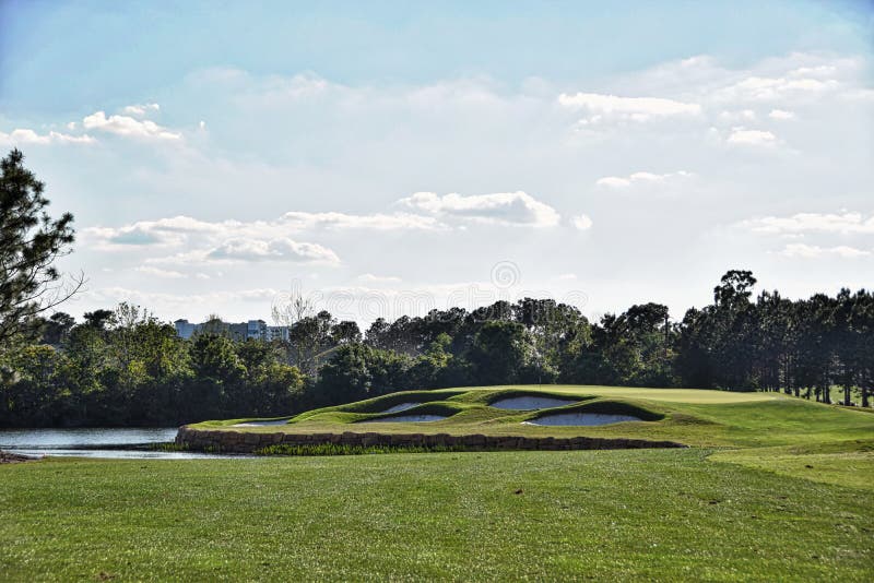 Härligt golfhål arkivbilder Härligt golfhål arkivbilder