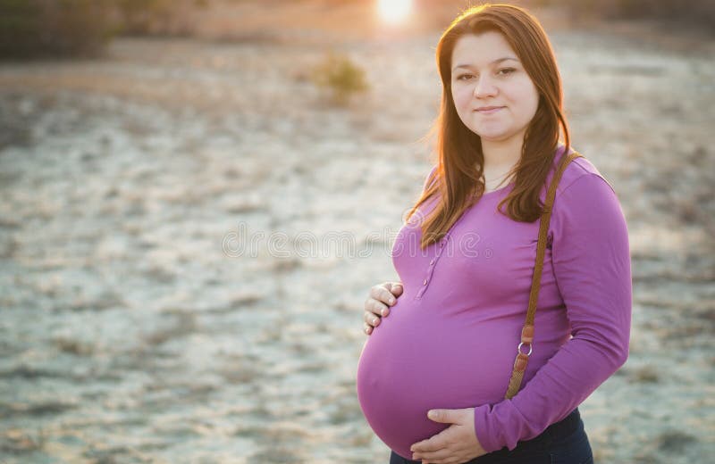 härligt gravid skjutit studiokvinnabarn royaltyfria bilder härligt gravid skjutit studiokvinnabarn royaltyfria bilder