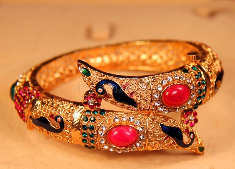 Härligt guld- indiskt armband royaltyfri bild