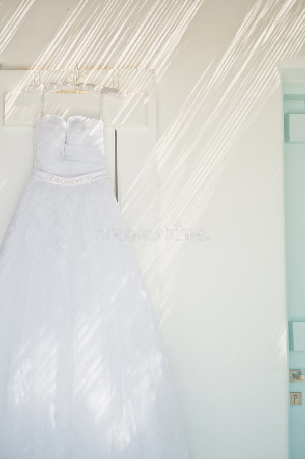 Vacker brudklänning arkivfoto