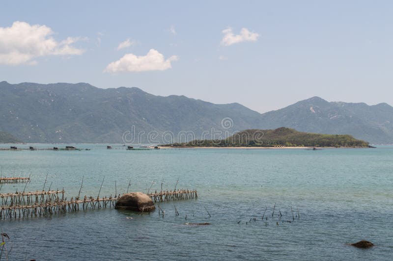 Härligt kust- landskap med ön nära Nha Trang, Vietnam arkivbild Härligt kust- landskap med ön nära Nha Trang, Vietnam arkivbild