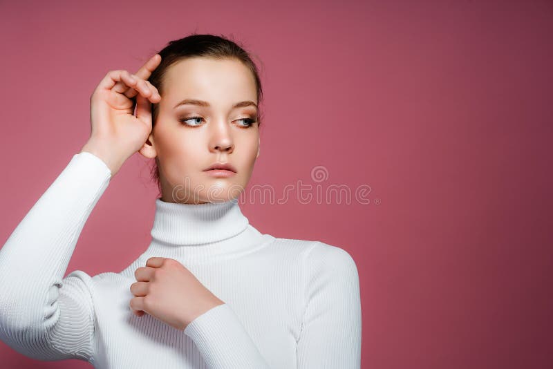 Härligt kvinnaframsidaslut upp studio på rosa färger royaltyfria bilder Härligt kvinnaframsidaslut upp studio på rosa färger royaltyfria bilder