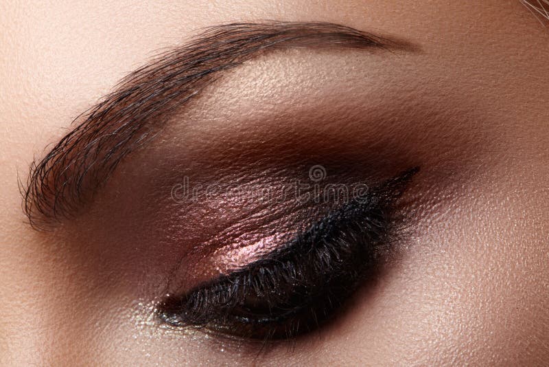 Härligt kvinnligt öga med extrema långa ögonfrans, svart eyelinermakeup Perfekt smink, långa snärtar Closeupmodeögon royaltyfri fotografi Härligt kvinnligt öga med extrema långa ögonfrans, svart eyelinermakeup Perfekt smink, långa snärtar Closeupmodeögon royaltyfri fotografi