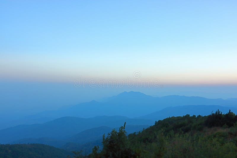 Härligt lager av berglandskapet på Doi inthanon, Chiang Mai, Thailand royaltyfria bilder Härligt lager av berglandskapet på Doi inthanon, Chiang Mai, Thailand royaltyfria bilder